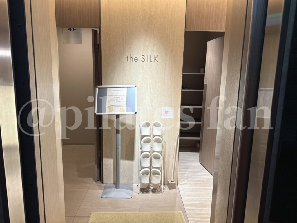 the SILK 銀座一丁目　エレベーターから入り口